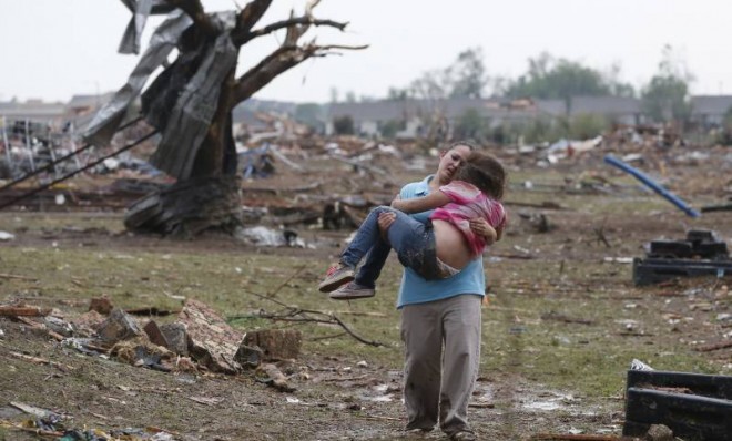 Scopri di più sull'articolo Tornado a Oklahoma City: un uomo rimette in piedi una bandiera…