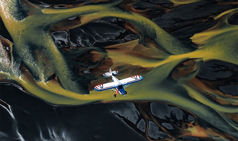 Scopri di più sull'articolo Un fotografo ci mostra i paesaggi mozzafiato dell’Islanda e della Groenlandia viste dall’alto.